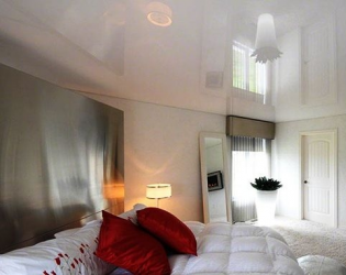 Натяжной потолок в спальне