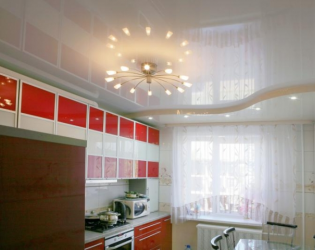 Натяжной потолок на кухне