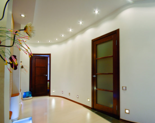 Натяжной потолок в прихожей