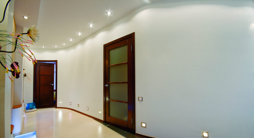 двухуровневый потолок. натяжной потолок двери. натяжные потолки окна реклама. потолок из гипсокартона с подсветкой. натяжной потолок двери.